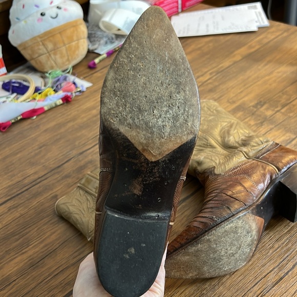 Vintage Justin Tan and Brown Western Cowboy Boots- 5 - Picture 7 of 11